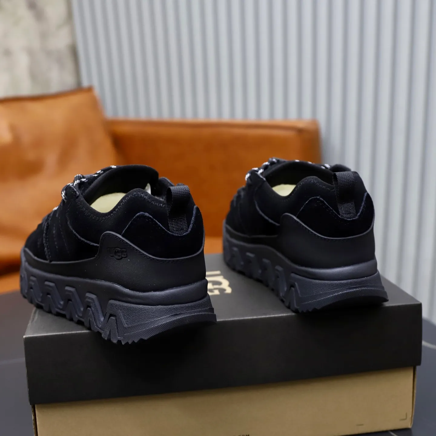 Ex-factory price: 580💰Couple hiking shoes UGG short-tube snow boots Autumn and winter brother's new series.........Multiple colors available Original and cute appearance, fur integrated 100% original with single woolen thread Very precious and time-consuming Imported wool fur integrated warm and comfortable double care of feet A must-have item in winter Vamps with fur integrated wool outsole vs. original non-slip outsole Size: #35-40 for women and 39-44 for men
